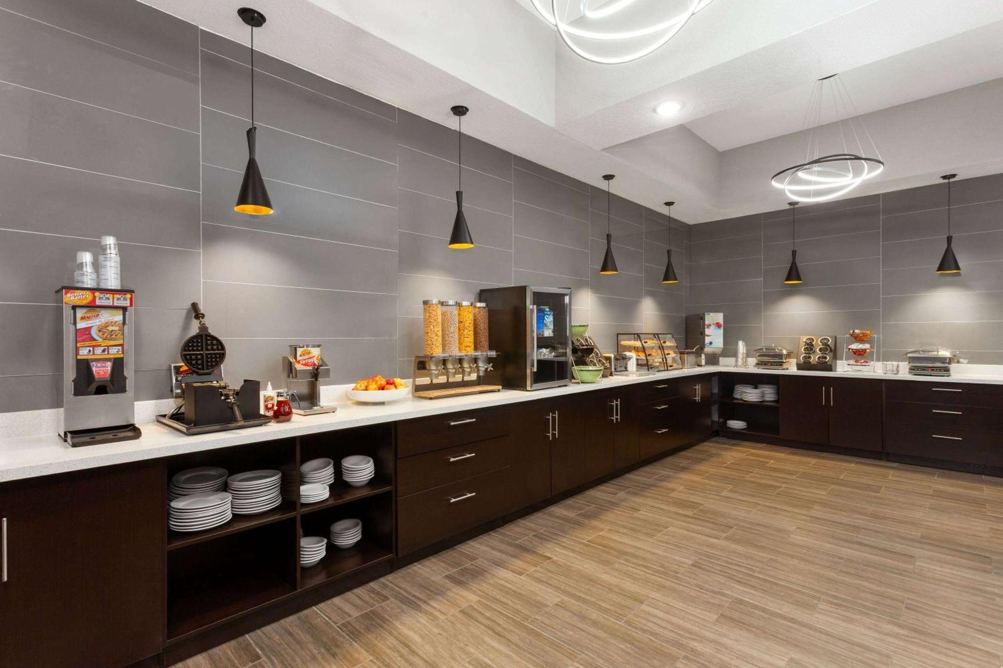 La Quinta Inn & Suites By Wyndham Coralville Iowa City المظهر الخارجي الصورة